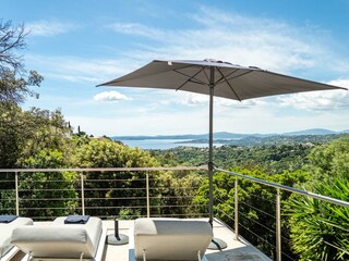 Blick und Sonnenliegen