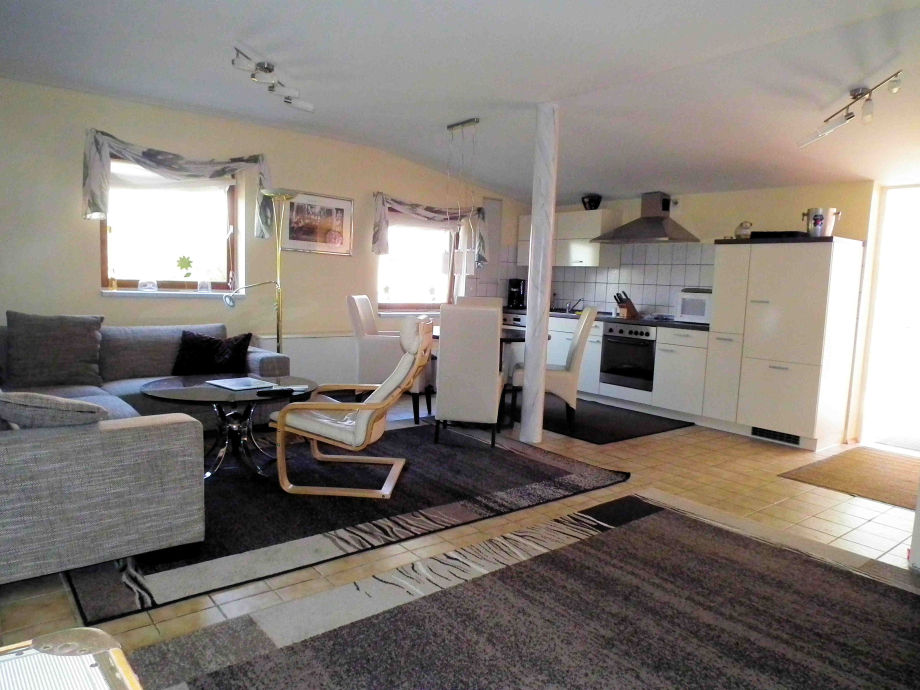 Wohnzimmer mit küche: haus innen mit offene grundriss küche und ...
