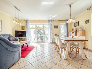 Wohnzimmer mit Esstisch und Bestuhlung