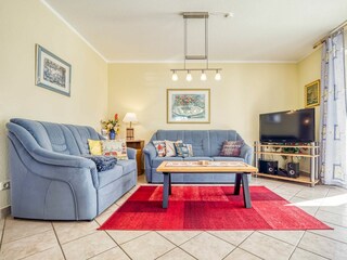 Wohnzimmer mit Sofa, Couchtisch, Sideboard und TV