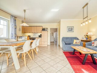Wohnzimmer mit offener Küche