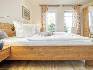 Schlafzimmer mit Doppelbett