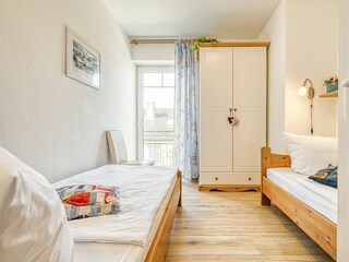 Schlafzimmer mit zwei Einzelbetten und Kleiderschrank