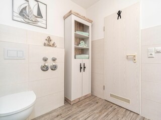 Bad mit Dusche und WC