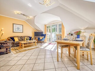 Sofa und Essbereich