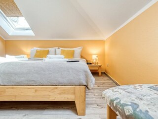 Schlafzimmer mit Doppelbett
