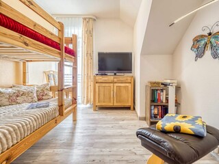 Schlafzimmer mit Etagenbett und TV
