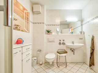 Badezimmer mit Spiegel und Waschbecken