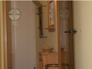 Flur mit Garderobe, Kommode und Schirmständer