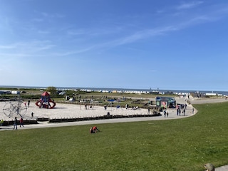 Großer Spielplatz am Strand