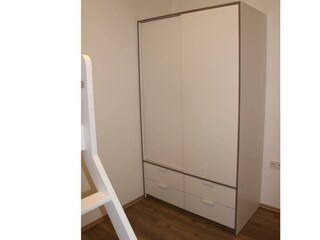 Schrank im 3er-Zimmer