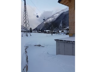 Weg zur Wohnug und Blick auf die Valiserabahn