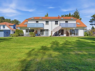 Bick auf das Haus und die Terrasse