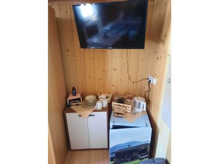 TV - Kühlschrank - Radio - Wasserkocher - Geschier
