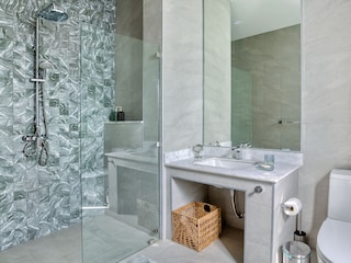 Badezimmer mit Regendusche