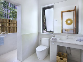 Badezimmer mit Tropischer Outdoor-Dusche