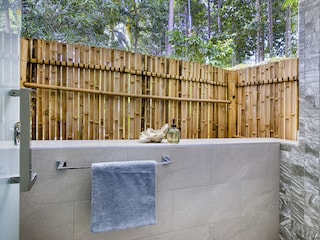 Outdoor-Dusche unter Palmen
