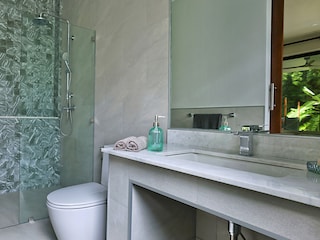 Badezimmer mit Regendusche