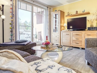 Wohnbereich mit Blick zum Balkon