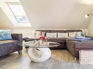 Wohnbereich mit Sofa und Sessel