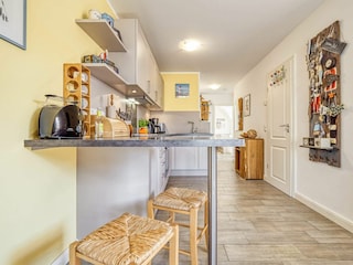 Küchenzeile mit kleinem Sitzbereich