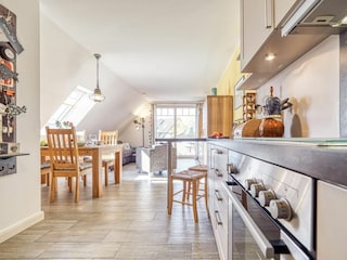 Küchenzeile mit Blick ins Wohnzimmer