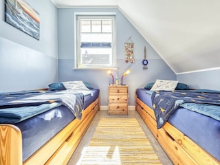 Schlafzimmer mit zwei Einzelbetten