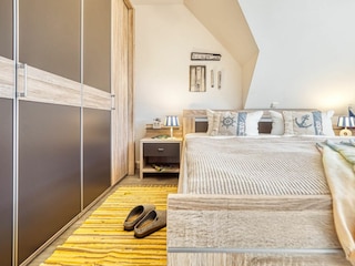 Schlafzimmer mit Doppelbett und Nachttischen