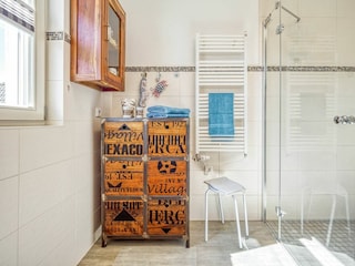 Badezimmer mit ebenerdiger Dusche