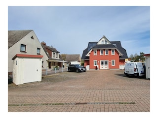 Hauptansicht mit PKW Stellplätzen