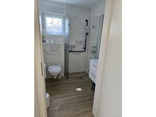 Badezimmer mit ebenerdiger Dusche