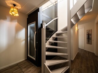 Treppe und Personenaufzug