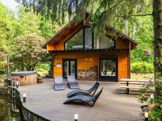 Big deck, outdoor table and 4 lounge chairs