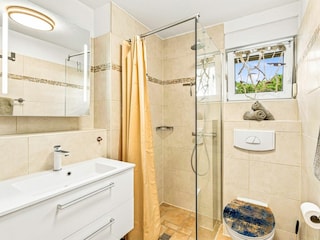 Bad mit Dusche und WC