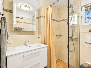 Bad mit Dusche und WC