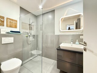 Badezimmer mit Dusche