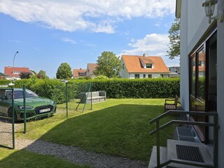 Eingangsbereich und Parkplätze