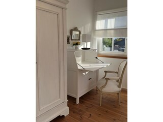 Sekretär Zimmer 4