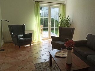 Wohnzimmer mit Zugang zur Terrasse