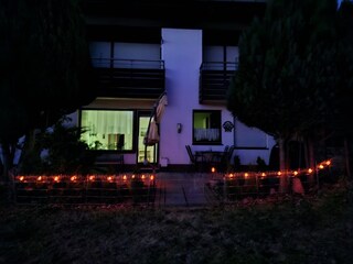 Terrassenansicht bei Nacht mit Ambiente Beleuchtung