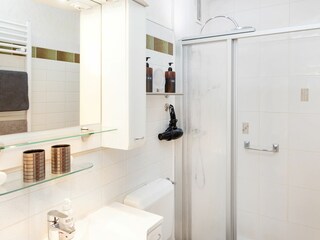 Bad mit großer Dusche