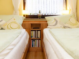 Schlafzimmer mit 2 Einzelbetten und Topper Auflagen