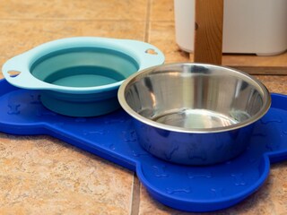 Hundenäpfe inklusive