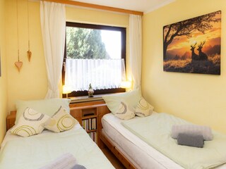 Schlafzimmer immer mit bezogenen Betten und Handtüchern