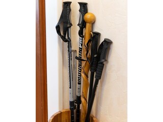 Wanderstöcke finden sie im Flur