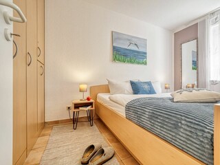 Schlafzimmer mit Doppelbett und Kleiderschrank