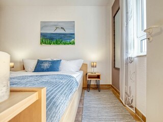 Schlafzimmer mit Doppelbett und Nachttisch