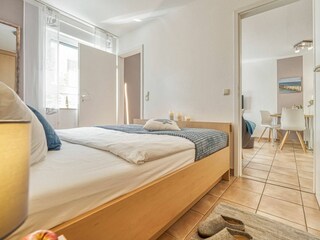 Schlafzimmer mit Blick zum Wohnzimmer