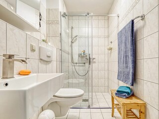 Badezimmer mit ebenerdiger Dusche