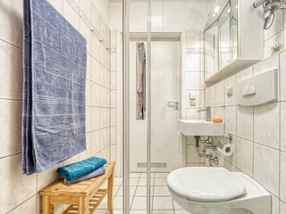 Badezimmer mit WC und Waschbecken